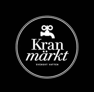 Logotyp: Kranmärkt, svenskt vatten, med en kran i en vit cirkel